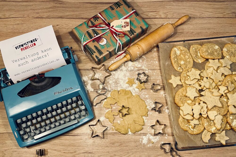 Weihnachtsbäckerei - Backtisch mit Verwaltungsrebellen-Schreibmaschine und einem Geschenk