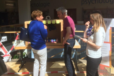 Bürger:innen im Gespräch vor einem Prototypen der zukünftigen Bibliothek