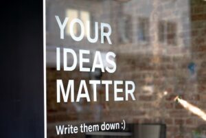 Ein Schild mit der Aufschrift "Your ideas matter - Write them down :-)"