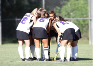 Ein Frauen-Hockey-Team berät sich