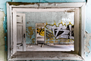 Blick in den Spiegel zeigt den Raum und weiter zurückliegende Räume