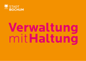 Postkarte mit dem Kampagnen-Titel "Verwaltung mit Haltung" der Stadt Bochum - rote Schrift auf orangenem Hintergrund