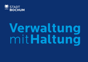 Postkarte mit dem Kampagnen-Titel "Verwaltung mit Haltung" der Stadt Bochum - hellblaue Schrift auf dunkelblauem Hintergrund