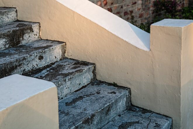 Das Bild zeigt Stufen einer Treppe