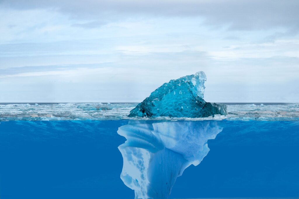 Foto eines Eisbergs - man sieht auch den Teil unter der Wasseroberfläche.