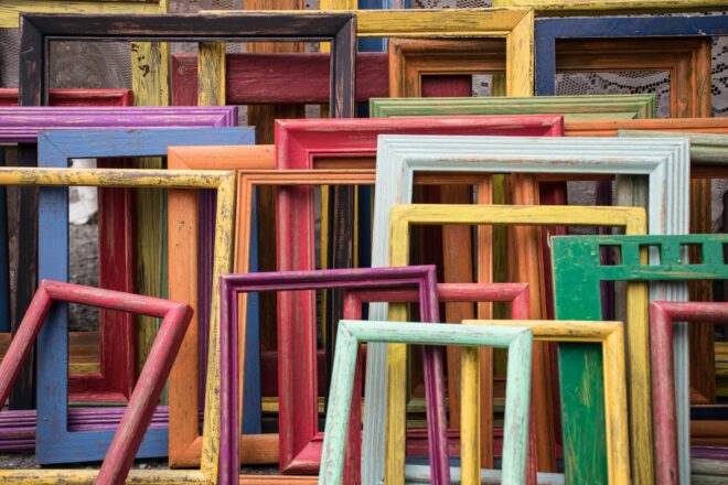 Das Foto zeigt eine Sammlung bunter Bilderrahmen aus Holz